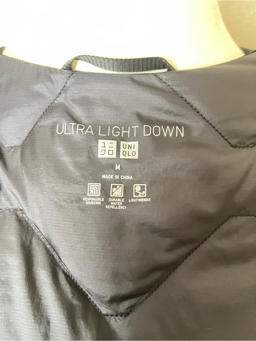Uniqlo ultra Light down jacket Medium - Picture 7 of 9